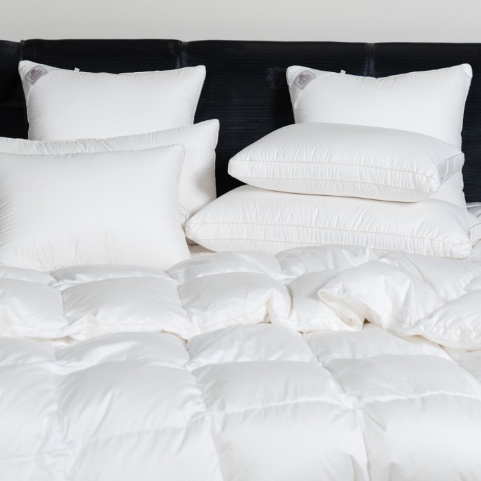 Подушка KING DOWN GRASS трехкамерная 3D упругая с бортиком 68х68